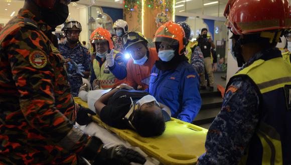 El personal de rescate ayuda a los pasajeros heridos en la estación de KLCC después de un accidente que involucró a los trenes de Kuala Lumpur Light Rail Transit (LRT) en Kuala Lumpur, Malasia, el 24 de mayo de 2021. (Foto: EFE/EPA/STR MALAYSIA)