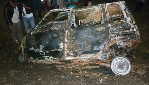 Delincuentes queman vehículo que robaron horas antes