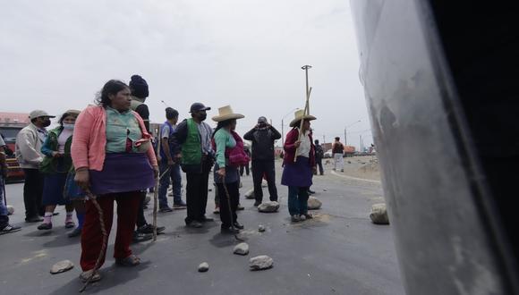 Ronderos bloquearon cuatro vías en el distrito de Cochorco. Anuncian que seguirán en paro, a pesar de acuerdo regional. (Foto: Randy Reyes)