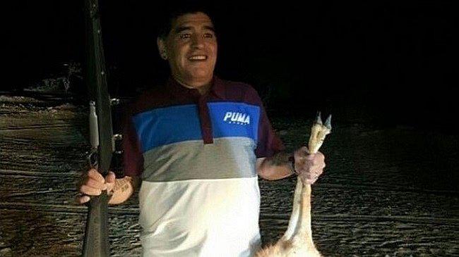 ​Diego Maradona desata polémica tras cazar animal en peligro de extinción
