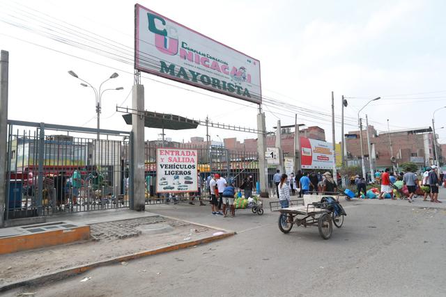 Los varones se trasladaron al mercado Unicachi, en Comas, a realizar las compras de la semana. (Foto: GEC)