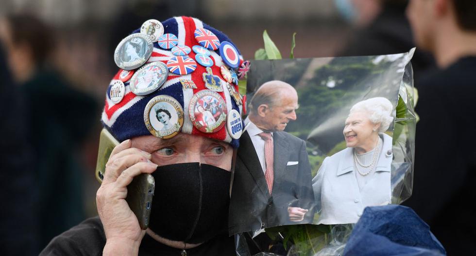 Un ferviente partidario de la realeza rinde homenaje a las puertas del Palacio de Buckingham al príncipe Felipe de Gran Bretaña, duque de Edimburgo. (Foto de JUSTIN TALLIS / AFP).