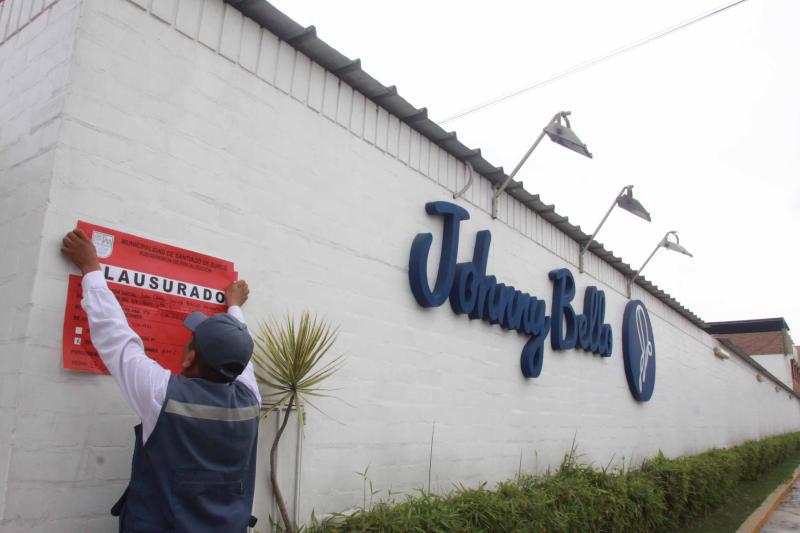 Municipalidad de Surco clausura academia de natación Jhonny Bello 