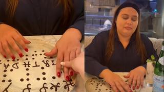 Mujer invidente es sorprendida por restaurante que le obsequió torta escrita en braille por su cumpleaños