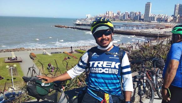 A finales de 2020 y  tras dos años de estar separados, Carlos Trujeque tomó la increíble decisión de dejarlo todo por amor y viajó en bicicleta hasta Argentina. (Foto: Twitter @Radio10)