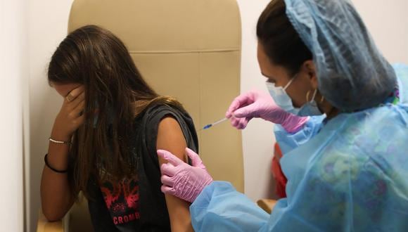 Una niña recibe la vacuna contra la COVID-19, hoy durante el inicio de las jornadas de vacunación para niños entre 5 y 11 años, en Montevideo (Uruguay). (Foto: EFE/Alejandro Prieto)