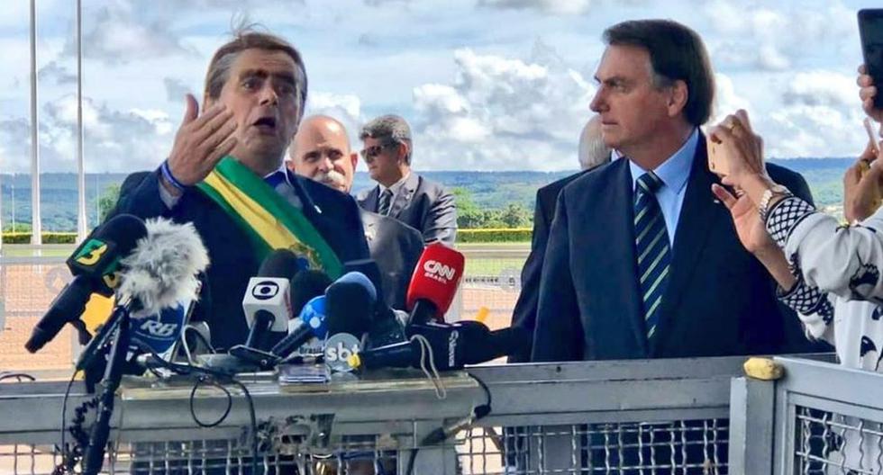 Poco después de la imitación llegó el Bolsonaro real, riendo, y se sacó fotos junto al actor Márvio Lúcio, que trabaja en TV Record. (Twitter - @dep_zeinacio)