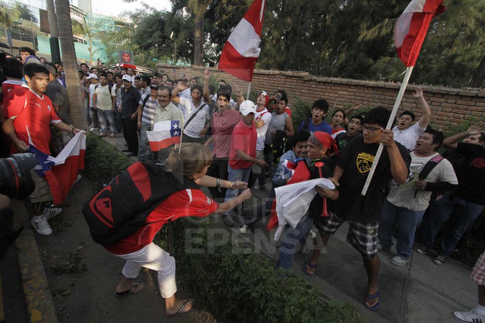 Perú vs Chile: Peruanos arrebatan bandera a hincha 'mapocha'