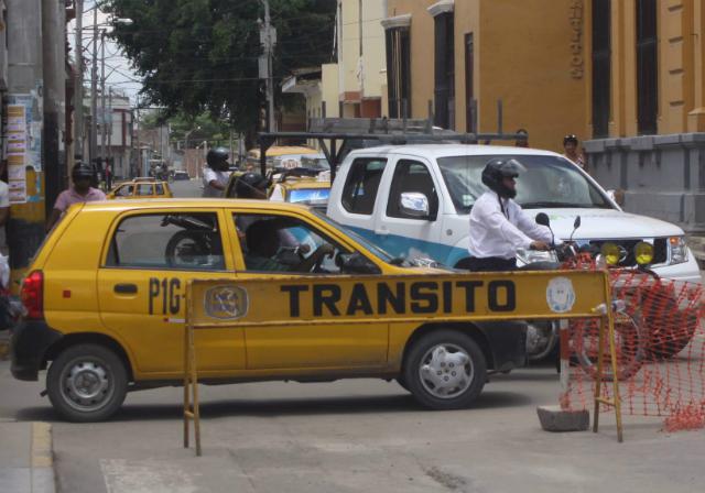 Tranqueras continúan en la Plaza de Armas de Piura