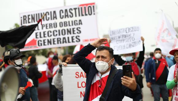 Manifestantes de colectivos ciudadanos marchan por las calles del centro de Lima contra el Jefe de Estado, teniendo algunos cruces con simpatizantes del ejecutivo. (FOTO: Julio Reaño/@Photo.gec)