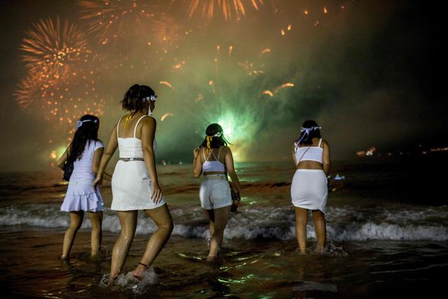 Las ceremonias tradicionales de Año Nuevo, como saltar las siete olas a media noche y lanzar flores al mar, como ofrenda a Lemanjá, la diosa del mar, para pedir deseos, también se vieron con la llegada del 2020. (AFP)