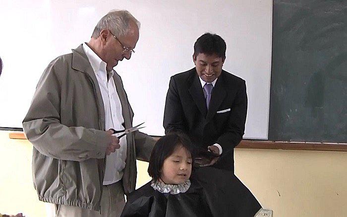 PPK cumple su promesa y le corta el cabello al pequeño Kevin (VIDEO)