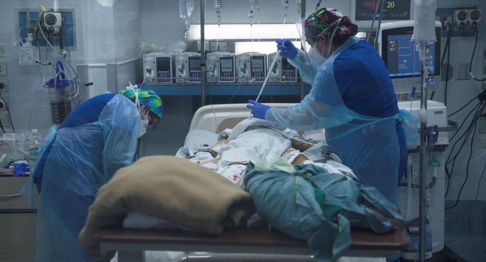 Personal sanitario atiende a un paciente afectado por la COVID-19, el 2 de julio de 2020, en la Unidad de Cuidados Intensivos del Hospital Clínico de la Universidad de Chile, en Santiago. (EFE/ Alberto Valdes).