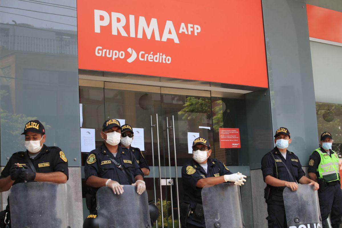 Según la norma, los trabajadores en actividad con este rango de sueldo podrán retirar hasta S/ 2.000 de su AFP en dos armadas mensuales, de S/ 1.000 cada una (Foto: Andina)