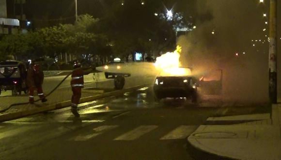 Nuevo Chimbote: Un automóvil se incendia en el óvalo La Familia y deja dos heridos (Vídeo)