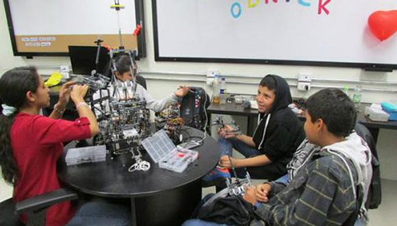 Estudiantes peruanos ganan concurso de robótica en el exterior