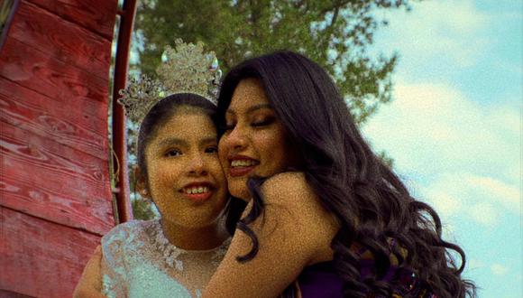 Wendy Sulca junto a su hermana en el video musical de la canción "Mi ángel". (Foto: Captura YouTube).