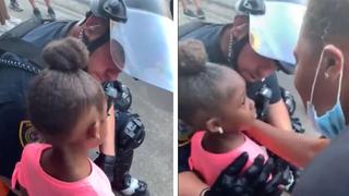 Niña afroamericana pregunta a policía si le disparará durante protesta por George Floyd y él la consuela (VIDEO)
