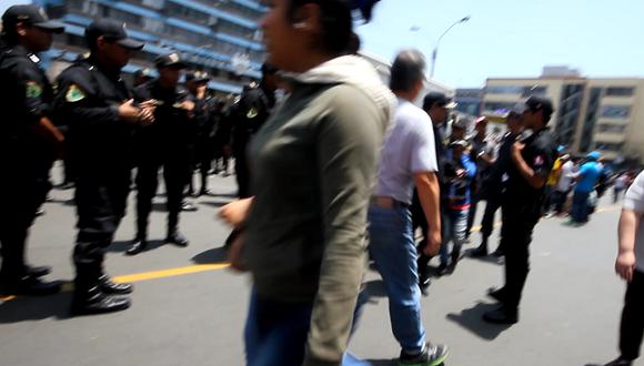 ​Fiscalizadores de Municipalidad de Lima golpean a madre e hija durante intervención (VIDEO)