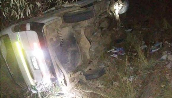 Vehículo vuelca en el sector Trapiche de Moho y deja dos muertos