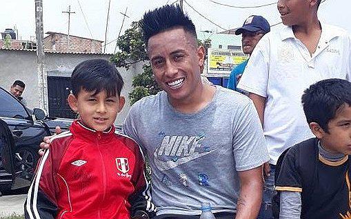 Christian Cueva juega "pichanga" con niños y jóvenes del barrio Buenos Aires (FOTOS)