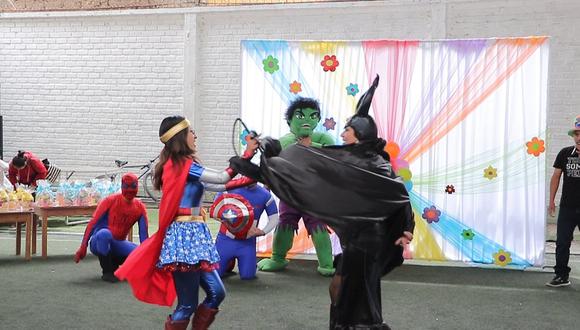 Padres sorprenden a sus hijos al vestirse de Avengers, Maléfica y la Mujer Maravilla