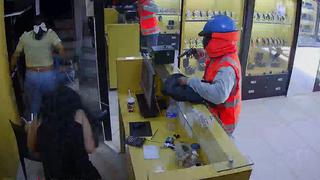 Piura: Sujetos vestidos de obreros de construcción civil asaltan local de venta de relojes