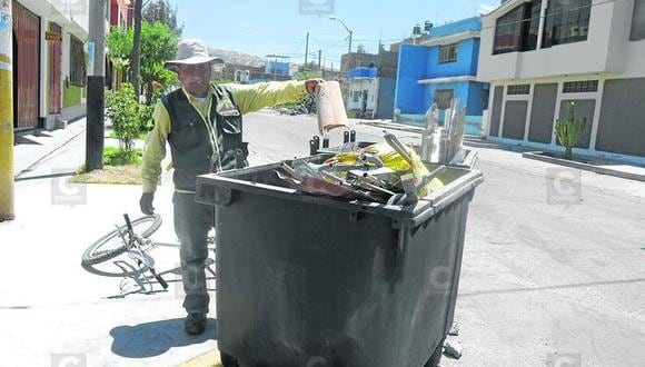 Arequipa: Llenan contenedores de basura con fierros y escombros 