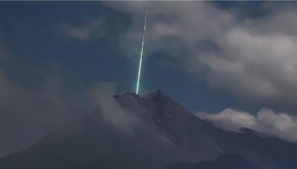 Preciso momento en que el meteorito cae sobre el volcán más activo de Indonesia. | Foto: Instagram - Gunarto Song
