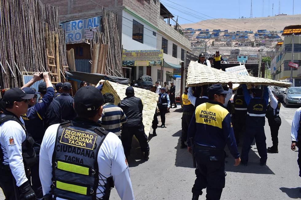 Decomisan letreros publicitarios y mercadería que obstruían vías para los peatones
