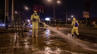 Desinfectan paraderos y puentes de la avenida Circunvalación 