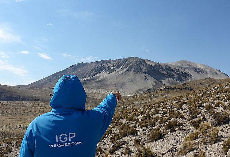 ​Volcán Ticsani: Simulacro de evacuación ante una posible erupción