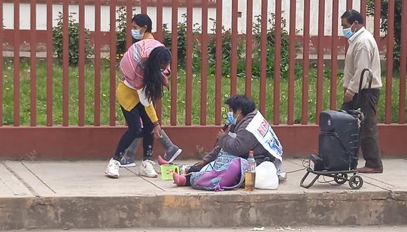 Madre sale a las calles a buscar ayuda para afrontar su enfermedad y para alimentar a sus hijos.