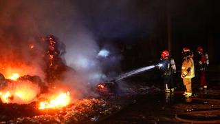 Incendio en el Callao consumió almacén de reciclaje en la Av. Argentina