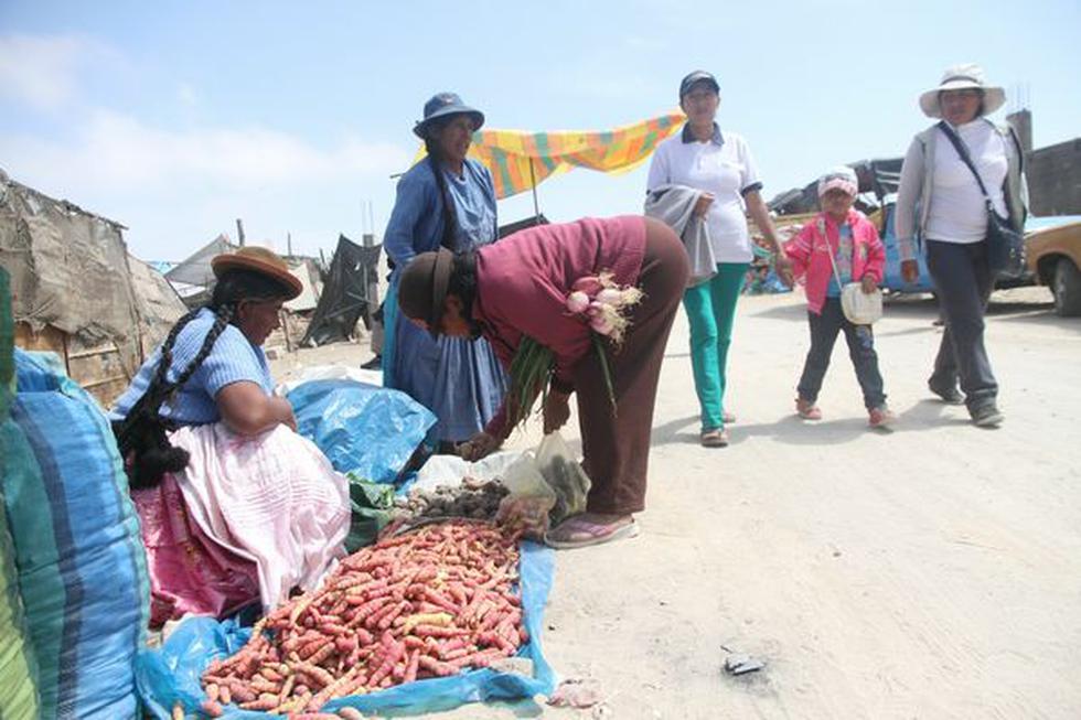Feriantes se instalan en medio de la basura del cerro Intiorko