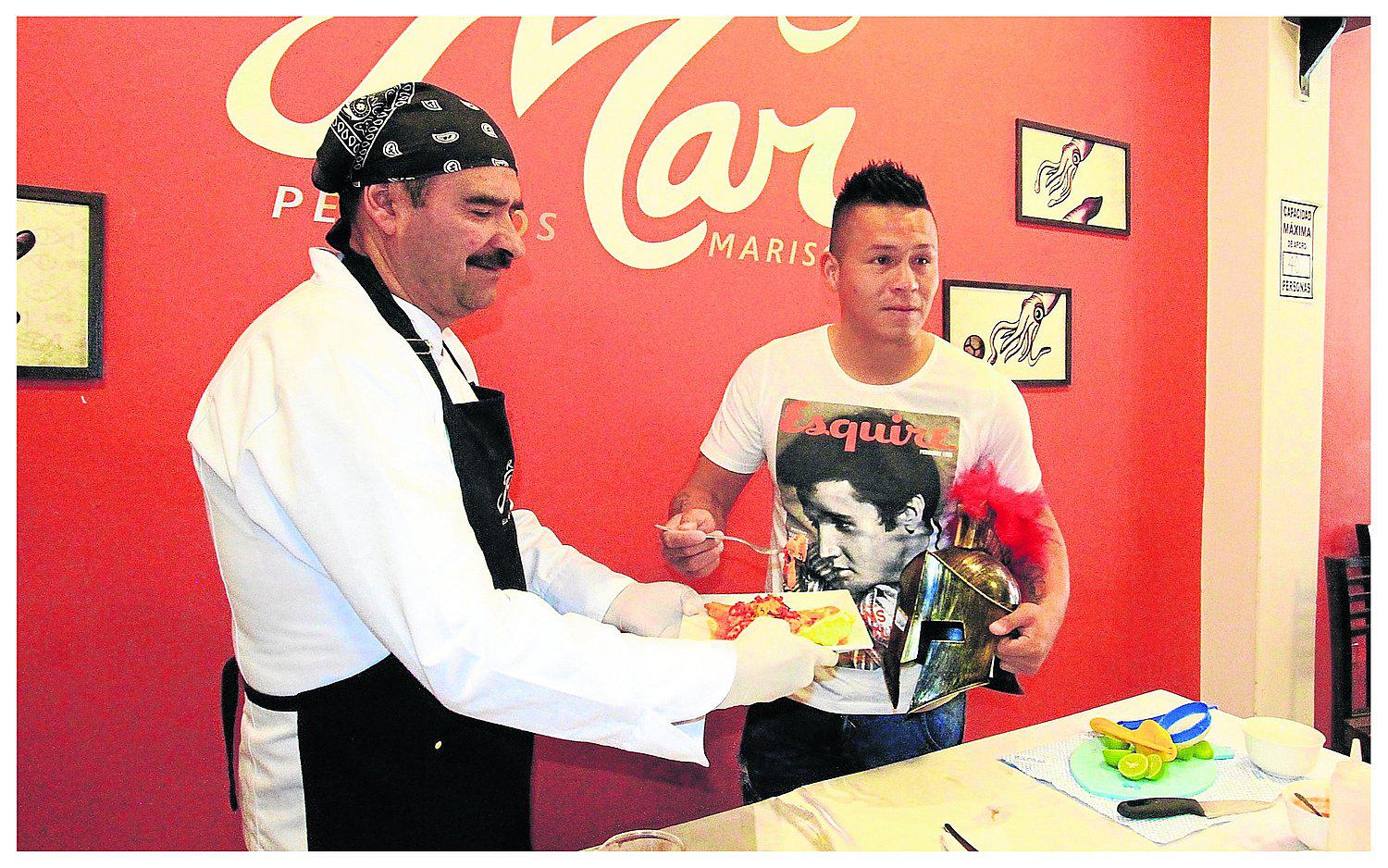 Chef huancaíno y 'Conan' hacen ceviche rojo y matador 