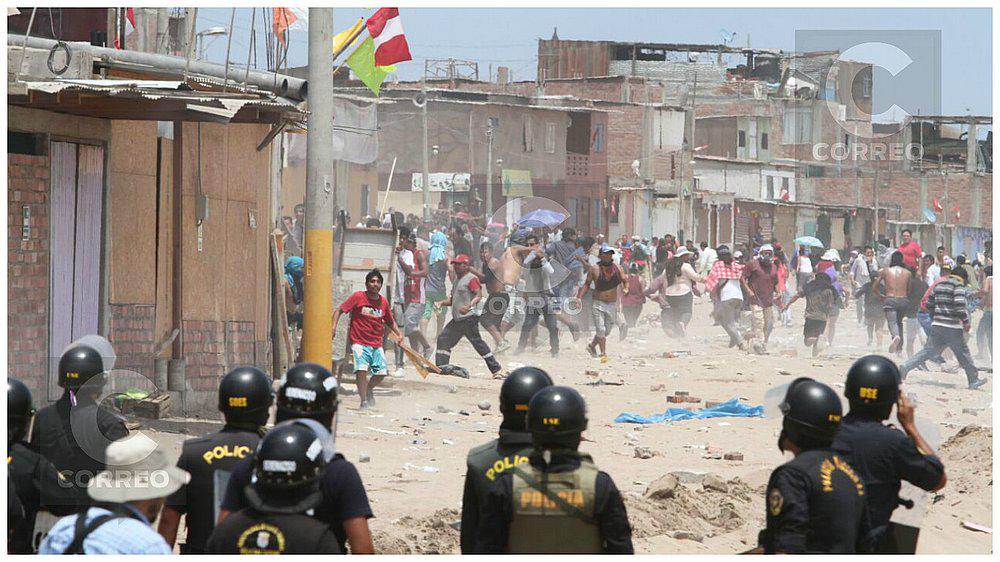 Enfrentamientos entre la policía e invasores dejan un muerto y 3 heridos en Villa el Salvador (VIDEO)