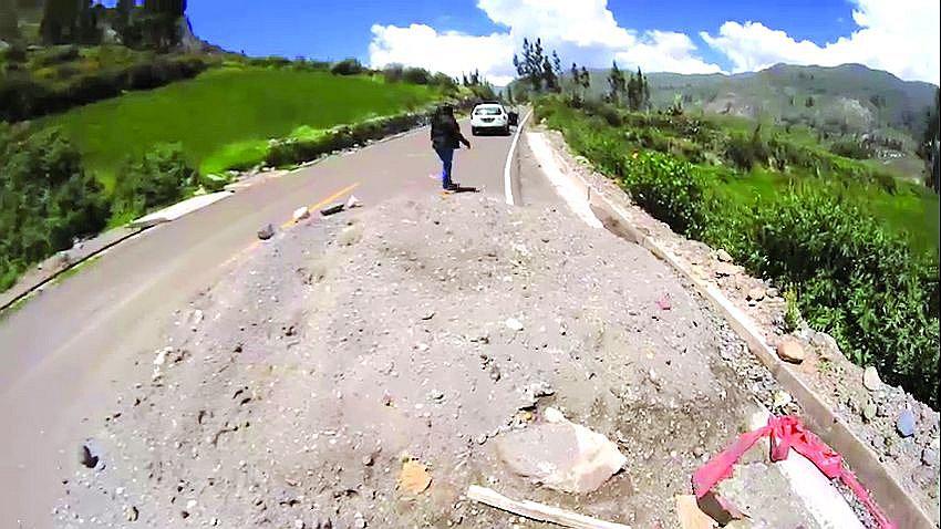 Asfalto de Ichupampa - Lari está deteriorado a solo 19 meses de uso