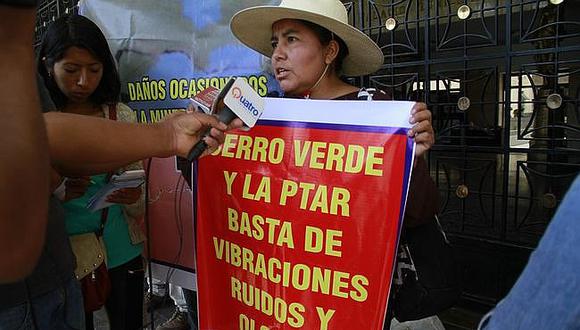 Vecinos de Uchumayo protestan contra Cerro Verde por olores y daños en sus viviendas