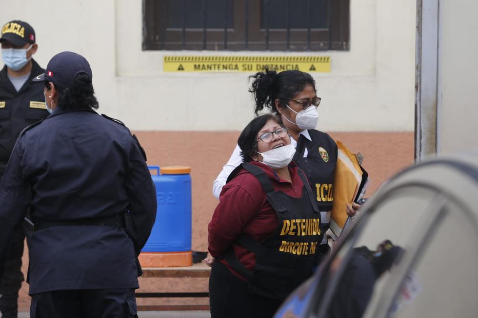 Las 70 personas que fueron detenidas durante esta madrugada tras un presunto vínculo con Sendero Luminoso y el Movimiento por la Amnistía y Derechos Fundamentales (Movadef) fueron trasladados a la sede de la Dirección Contra el Terrorismo PNP (Dircote), en Cercado de Lima. (Foto: Violeta Ayasta /@photo.gec)