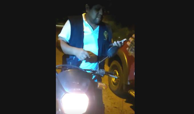 Puerto Maldonado. Fiscal Roldan Roque al momento de su intervención llevaba puesto el chaleco de su institución. (Captura de video)