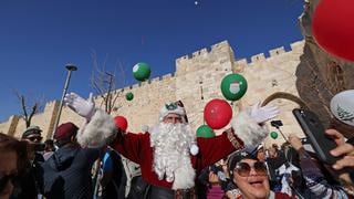 Vestido como Papá Noel, un basquetbolista palestino recorre las calles de Jerusalén enviando mensajes de paz