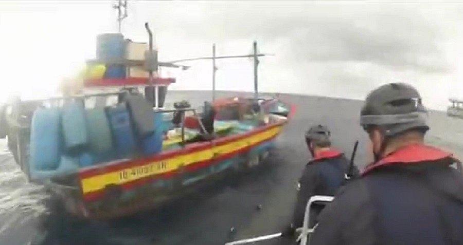 Barco peruano fue detenido en aguas chilenas por pescar tiburones (VIDEO)