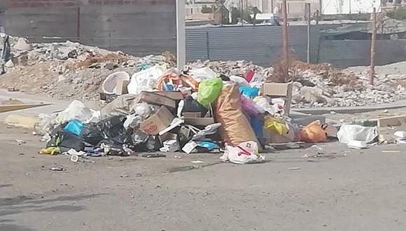 Pobladores del C.P. Chen Chen exigen el recojo de basura en Hipólito Palao