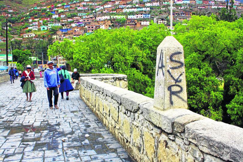 Huánuco: Atentan contra puente calicanto