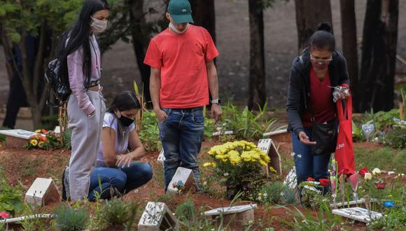 La gente rinde homenaje a sus seres queridos en el cementerio de Vila Formosa, el más grande de América Latina, en Sao Paulo, Brasil, el 2 de noviembre de 2020. (NELSON ALMEIDA / AFP).