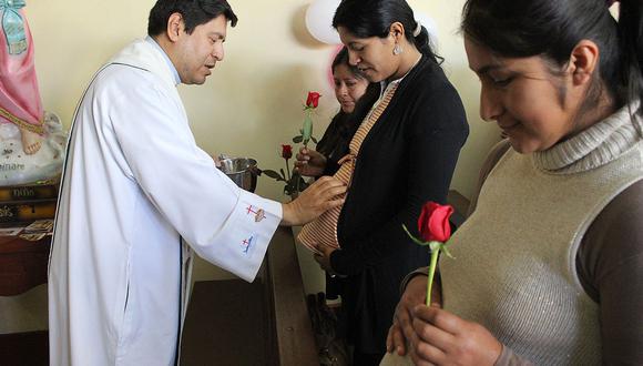 Huancayo: durante misa, cura bendicen barriga de gestantes