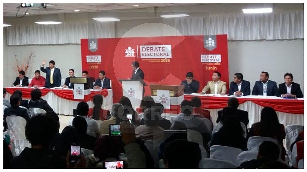 Propuestas en medio de puyasos en debate de candidatos (VIDEO)