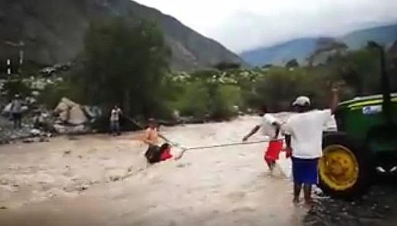 Facebook: arriesgan sus vidas intentando cruzar caudaloso río  (VIDEO)