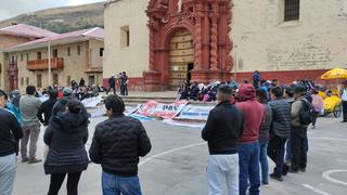 Durante protesta, trabajadores exigen la anulación de la ley CAS en Huancavelica